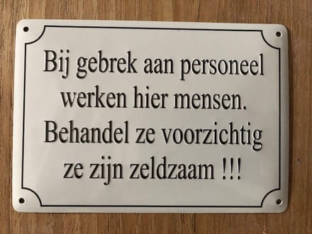 Bij Gebrek Aan Personeel Werken Hier Mensen bordje / Blikken bordje