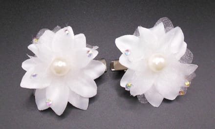 2 roosjes klein met duckklem wit met glinster+parel en diamantjes