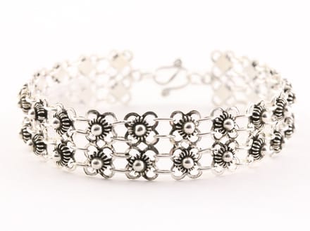 Fijn bewerkte zilveren schakelarmband - lengte 18 cm.
