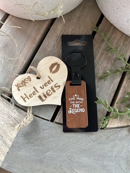 Creaties van hier – sleutelhanger Legend met houten hartje – Walnoothout – 5x15 cm – Hanger