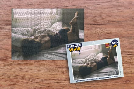 Puzzel Vrouw in lingerie ligt uitgeteld op bed - Legpuzzel - Puzzel 500 stukjes