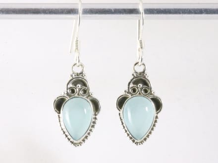 Fijne bewerkte zilveren oorbellen met aqua chalcedoon