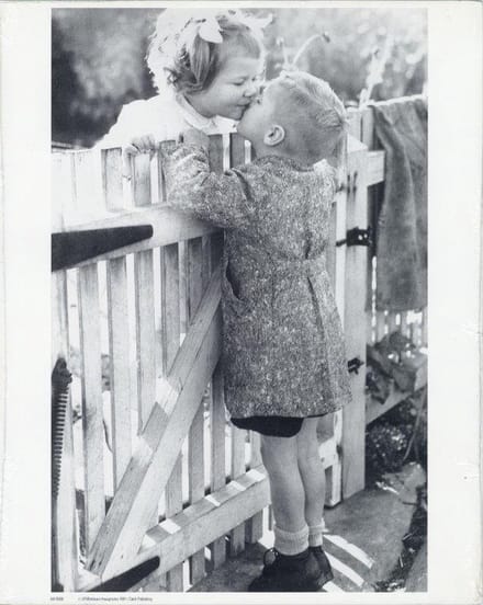 Mini zwart-wit poster - Love Thy Neighbour - Bettmann Archive - 24x30 cm