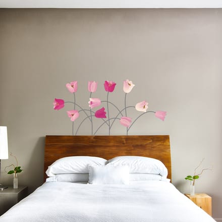Decoratieve muurstickers met roze tulpen.