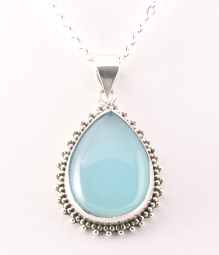 Bewerkte zilveren hanger met aqua chalcedoon aan ketting