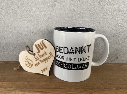Creaties van Hier - Beker - Black & White mok - Bedankt Schooljaar - met houten hartje Bedankt