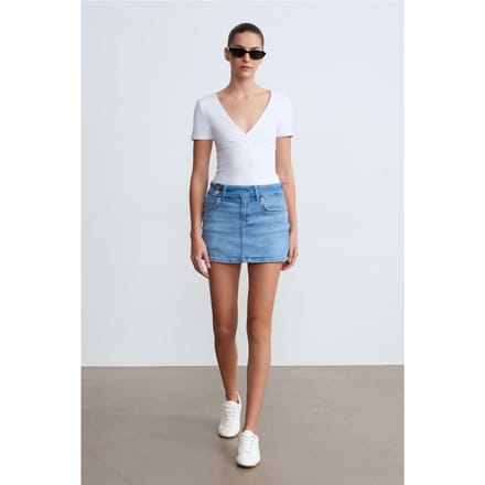 Hooggetailleerde denim mini-rok met riem