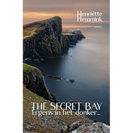 Ergens In Het Donker... - The Secret Bay - Henriëtte Hemmink