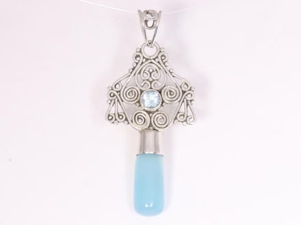 Lange opengewerkte zilveren hanger met blauwe chalcedoon en topaas