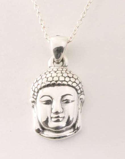 Zilveren Boeddha hanger aan ketting