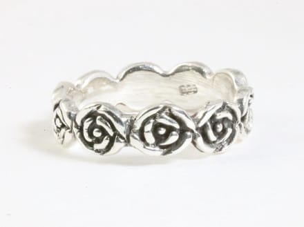 Fijne zilveren ring met roosjes - maat 17