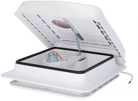 ProPlus Dakluik - 28 x 28 cm - 12 Volt - Zonder permanente ventilatie - met Ventilator - Maximale openingshoek 50° - Wit