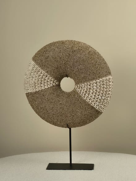 Blitzdeco - Decoratieve Donut - Oki - Beige/Wit - Houten Basis op Zwarte Standaard - 30CM