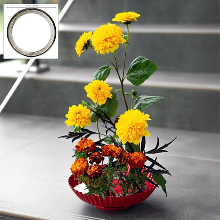 Creatieve hulp bij het maken van bloemstukken met messing pinnen voor