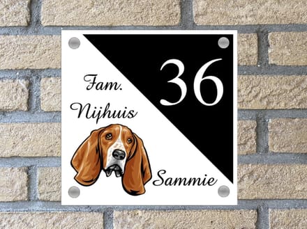 Naambordje / huisnummer voordeur hond Basset wit