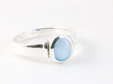 Fijne hoogglans zilveren ring met blauwe schelp - maat 17