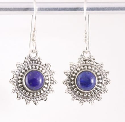 Fijne bewerkte zilveren oorbellen met lapis lazuli