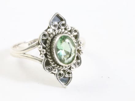 Fijne bewerkte zilveren ring met groene amethist - maat 16