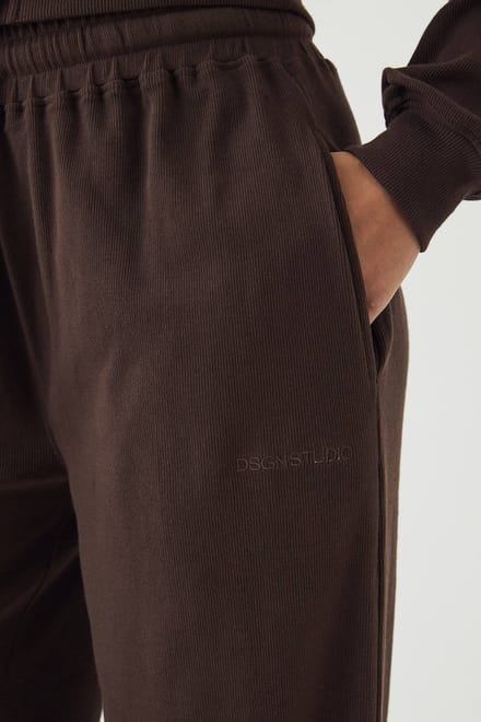 Dames DSGN Studio Rib Rechte Pijp Jogger | Dark Chocolate | Maat: Medium