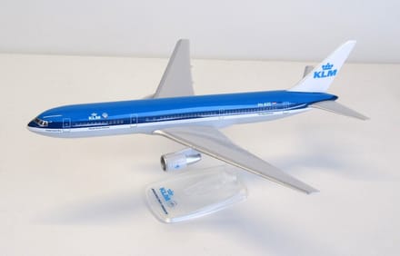 Schaalmodel vliegtuig KLM Boeing 767-300ER schaal 1:200 lengte 27,47cm