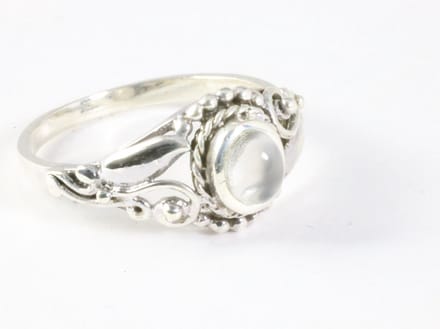 Fijne bewerkte zilveren ring met maansteen - maat 18