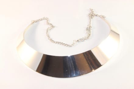 Verchroomde choker zeer mooi en modieus sieraad.