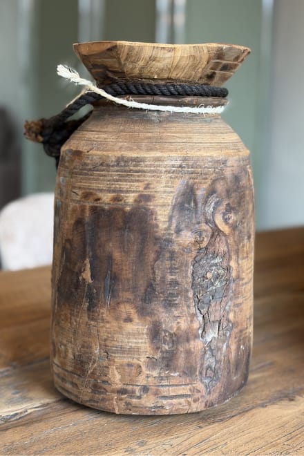 Oude Nepalese houten kruik houten vaas met touw