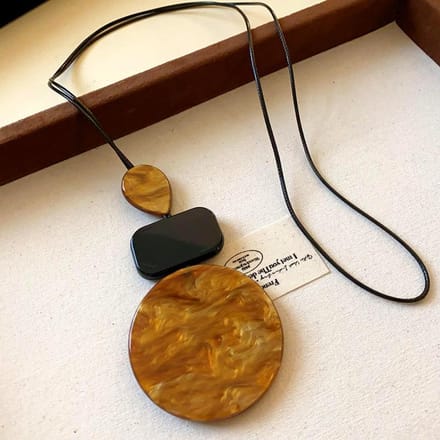 Eenvoudige Geometrische Hars Gevormde Leren Touw Ketting Herfst en Winter Retro Premium Trui Ketting black