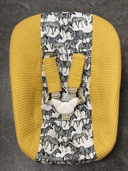 stokke newborn hoes okergeel zebra's