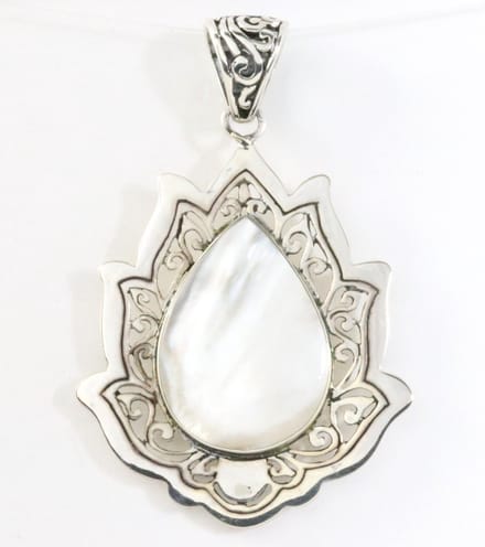 Grote zilveren lotus bloem hanger met parelmoer