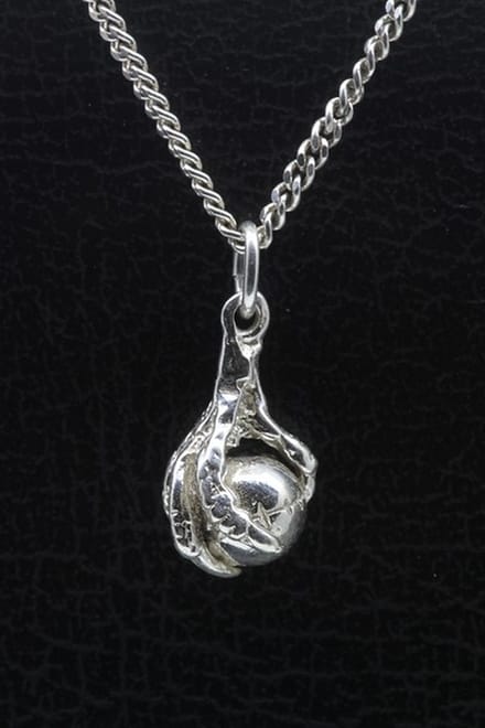 Zilveren Klauw met kaatsbal klein ketting hanger