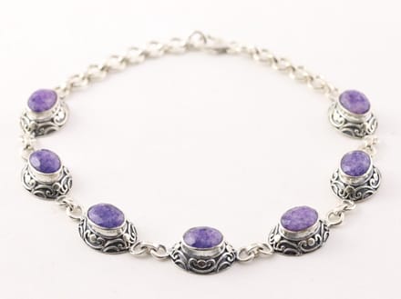 Bewerkte zilveren armband met blauwe saffier