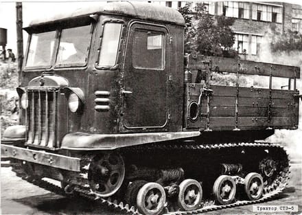Zvezda Modelbouwpakket Landbouwvoertuigen - 3663 Soviet artillery tractor STZ-5 Plastic - 1:35 - Modelbouw