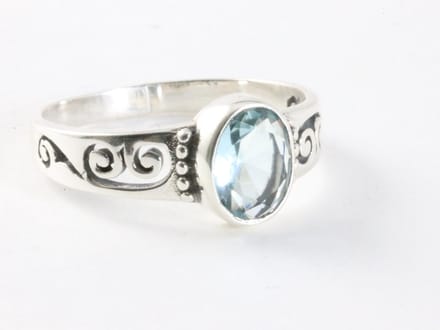 Fijne opengewerkte zilveren ring met blauwe topaas - maat 15.5