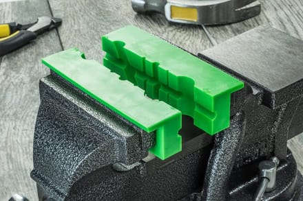 Kunstof bankschroef bekken magnetisch 100 mm