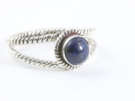 Opengewerkte zilveren ring met lapis lazuli - maat 21