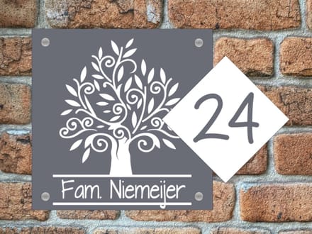 Naambordje / huisnummer voordeur boom 2 met nummer grijs