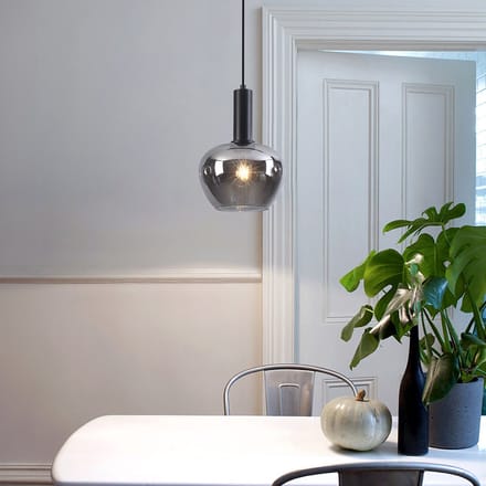 LumenXL Zwarte hanglamp Ischa in appelvorm smoke glas