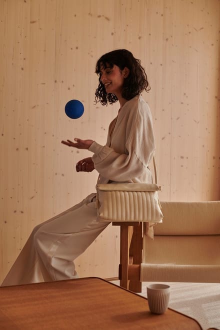 Monk and Anna - Kitarō Schoudertas Dames • Milk - Rolled up 30 x 6 x 19,3 cm