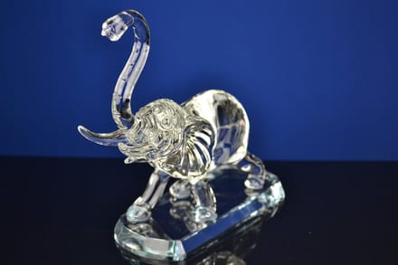 Luxe Kristallen Olifant op Voet – Elegant en Krachtig Design