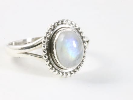 Bewerkte zilveren ring met regenboog maansteen - maat 19