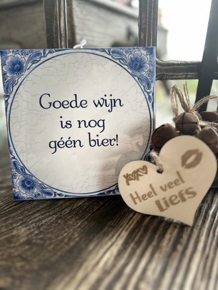 Creaties van Hier - Tegeltje Wijn met houten hartje - 15 cm – Keramiek
