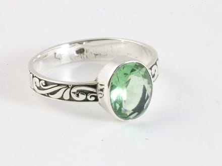 Fijne bewerkte zilveren ring met groene amethist - maat 18.5