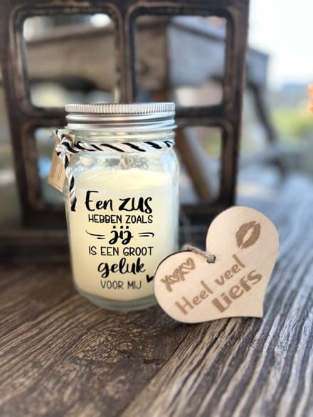 Creaties van Hier - Black & White scented candles Zus met houten hartje – 13,5 cm – vanille