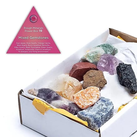 Gemengde ruwe edelstenen in doos — ± 700-900 g