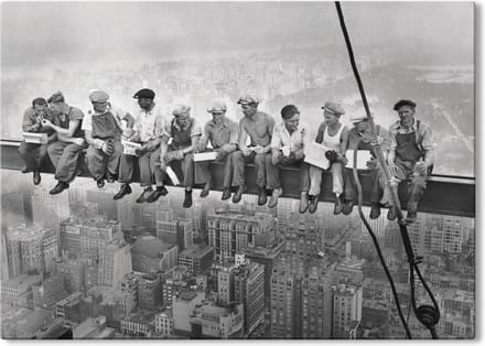 Canvas Schilderij Lunch atop a Skyscraper - 70x50 cm