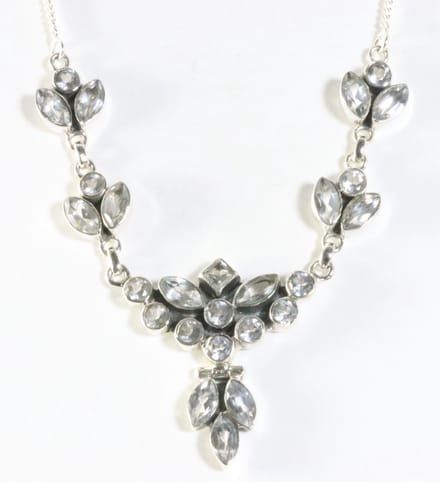 Zilveren collier met bergkristal stenen