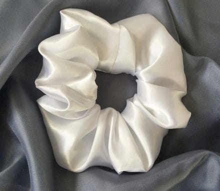 Scrunchie satijn wit XL haarwokkel scrunchie white satine large handmade feestelijk - bruiloft