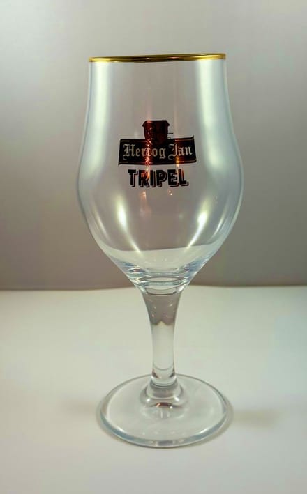6 stuks Hertog Jan Tripel bierglas op voet.