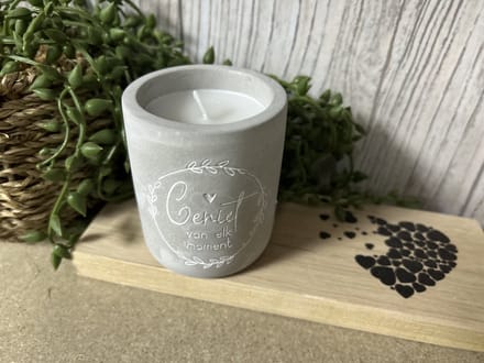 Creaties van Hier – Cement Candle Geniet met houten plankje - 8 cm – Cement – Kaars